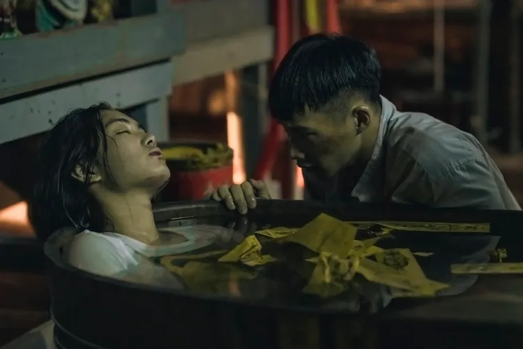 黃冠智（右）在電影裡不顧生命危險救雷嘉汭。台北双喜提供