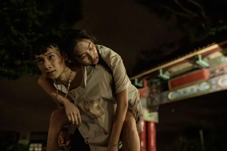 黃冠智（左）在電影裡不顧生命危險救雷嘉汭。台北双喜提供