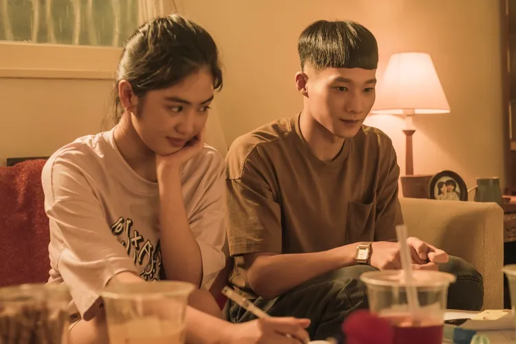 黃冠智（右）與雷嘉汭飾演的阿呆跟王羽凡有許多粉紅泡泡。台北双喜提供