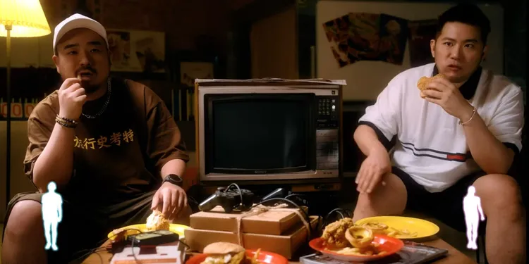 李伯恩（右）一度胖到111公斤，瘦了12公斤身材還是很壯碩。翻攝MV