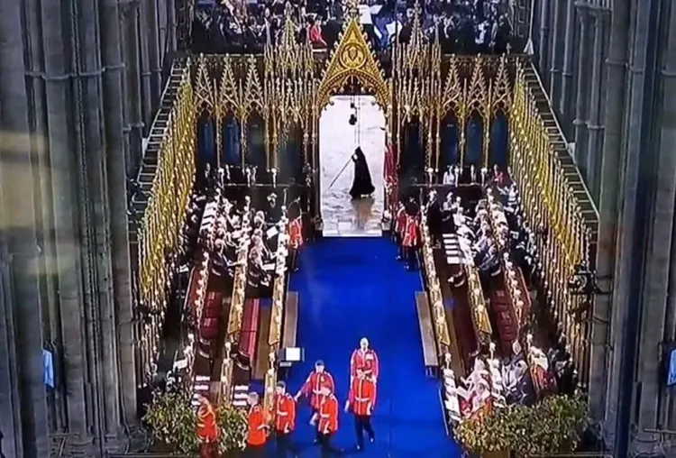 穿著黑袍的「死神」從西敏寺大門口一閃而過。翻攝推特@realjoegreeeen