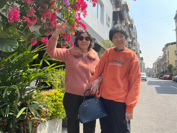 給力媽媽」馮劉月里積極樂觀態度面對生活，照顧教養極重度智能障礙的女兒惠秋。社會局提供