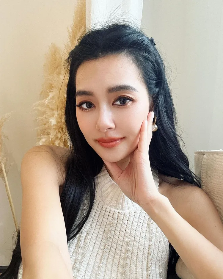 王思佳無懼假包風波，仍開直播與粉絲互動。翻攝自王思佳臉書