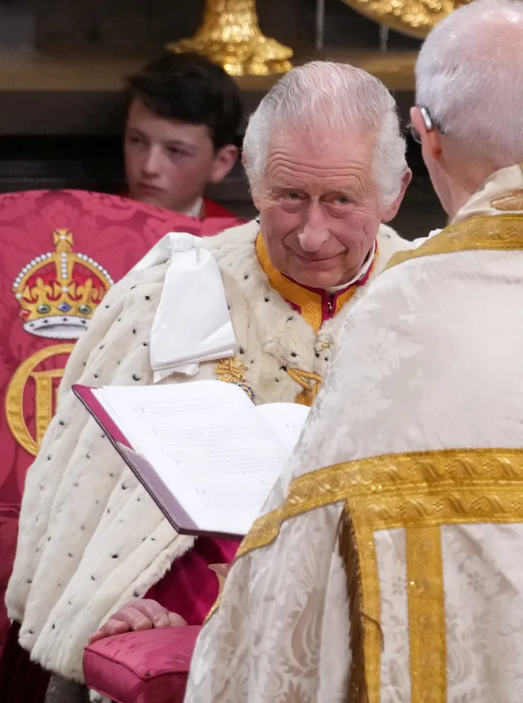 大主教監督查理宣誓。路透社