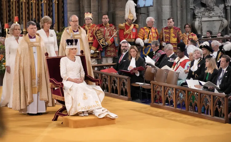 卡蜜拉戴上后冠。路透社