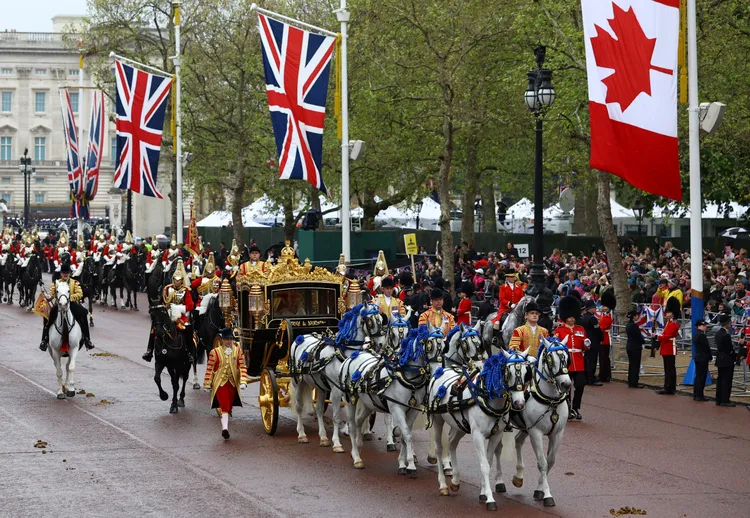 查理三世與王后卡蜜拉搭乘馬車前往西敏寺。路透社