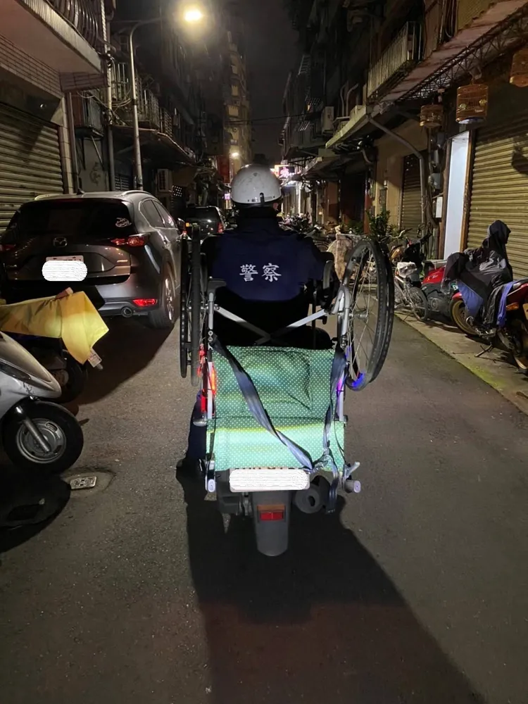 警方載送輪椅前來協助婦人。翻攝畫面