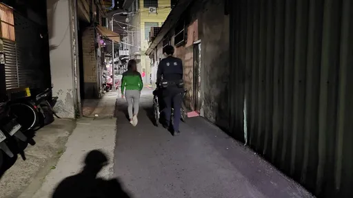 迷途老婦坐路邊求援 暖心帥警推輪椅送返家