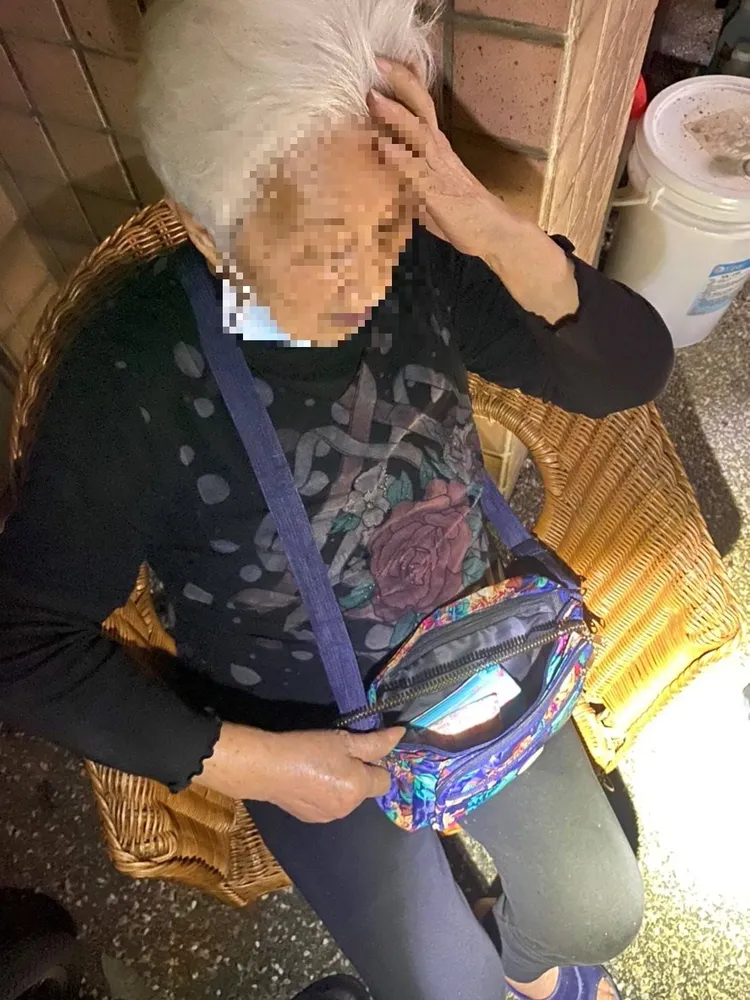 老婦人獨自坐在路邊。翻攝畫面