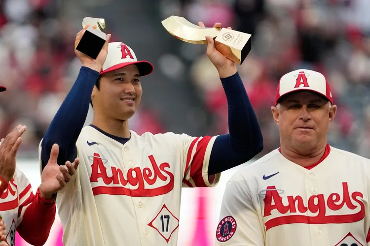 大谷翔平(左)高舉世界棒球經典賽獎盃。美聯社