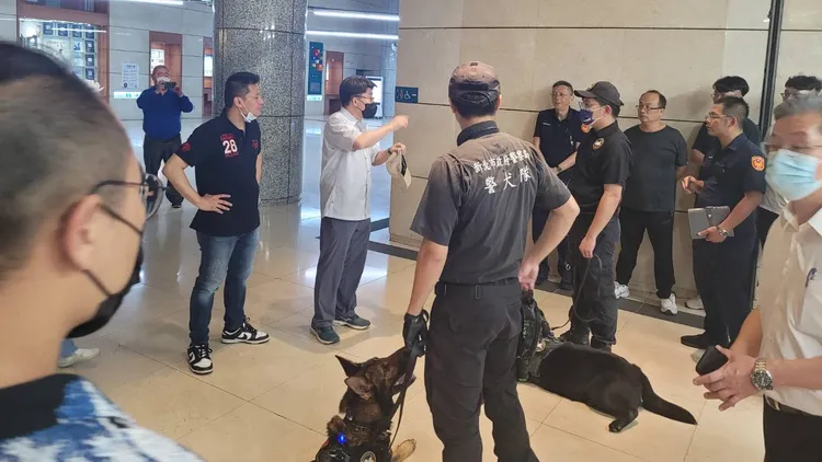 警方與館方疏散館內民眾。中和警分局提供