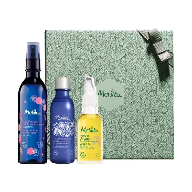 鈴蘭玫瑰緊潤組包含50ml鈴蘭摩洛哥堅果油、200ml玫瑰花粹、100ml玫瑰潤澤美容液，3080元。品牌提供