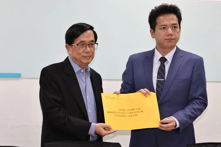 陳水扁拜訪民眾黨團，由總召邱臣遠接待。施昂強攝