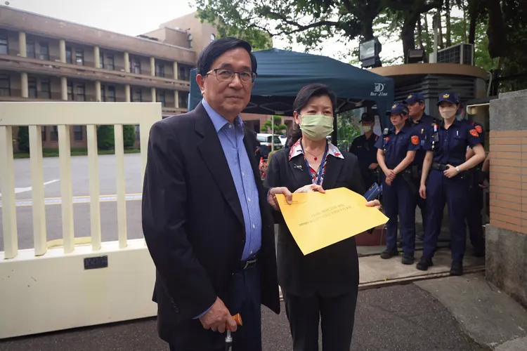 陳水扁赴行政院遞送請願書。林林攝