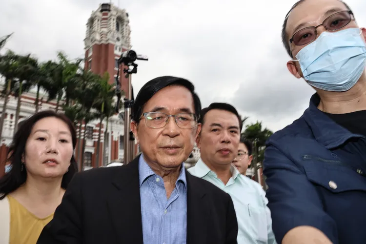 陳水扁在總統府前發表簡單談話。施昂強攝