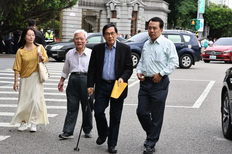 陳水扁於台北賓館下車，步行前往總統府。施昂強攝