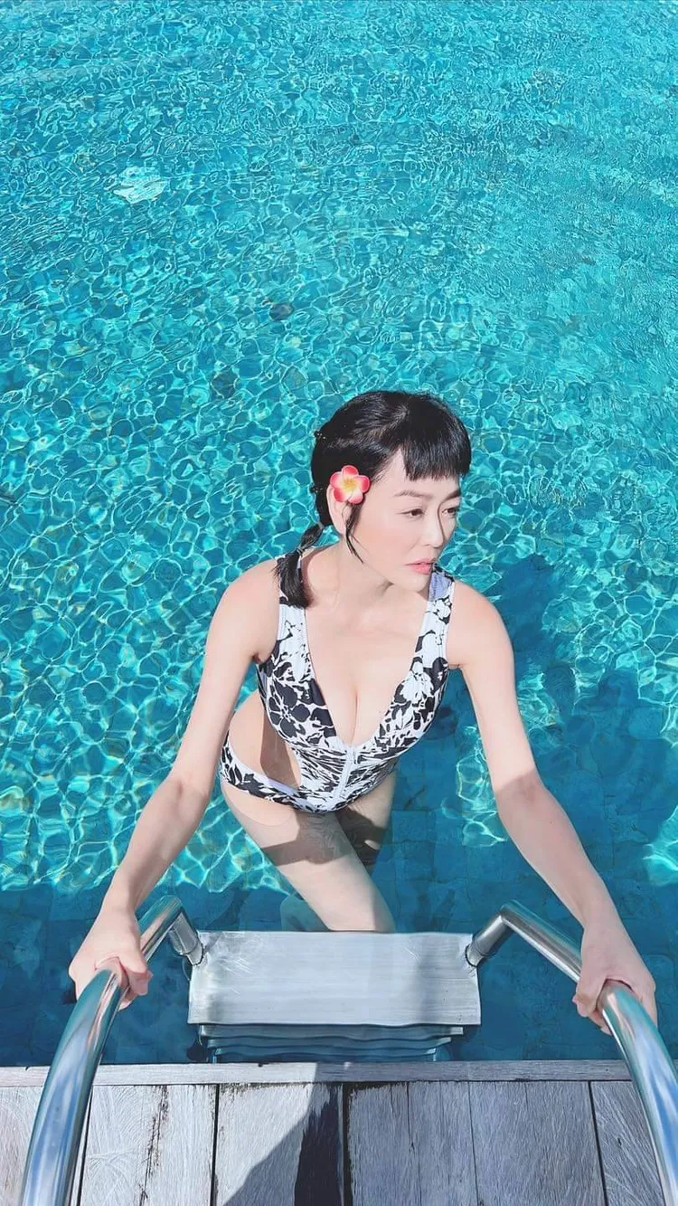 唐玲在峇里島享受陽光。翻攝唐玲臉書。