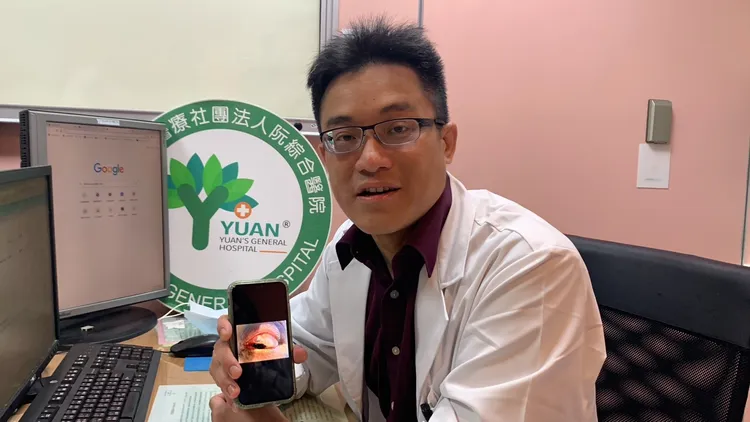 李念融醫師說明收治阿伯的過程。吳慧芬攝