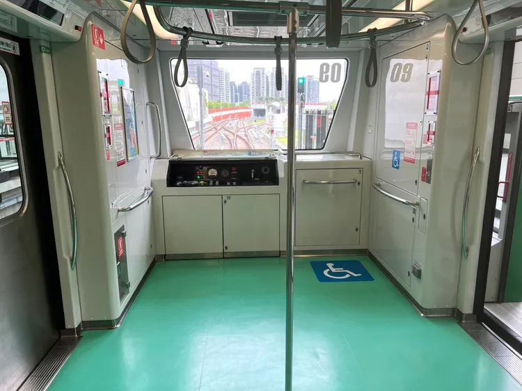 中捷列車兩端設有駕駛台，若有異狀，隨車員可以手動緊急停車。市府提供