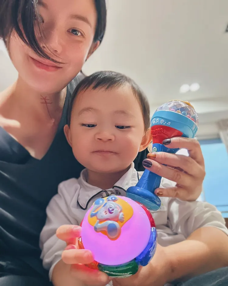 歐陽靖驕傲地說「遇不到好男人就自己生一個！」翻攝自歐陽靖臉書