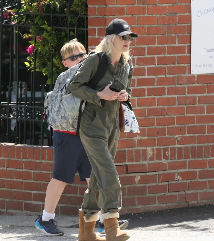 安娜法芮絲（右）負責照顧她與星爵生的10歲兒子傑克。