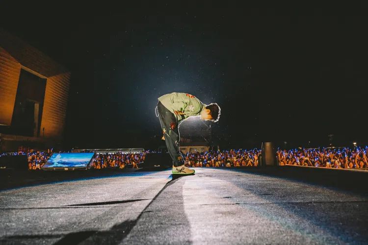 韋禮安90度鞠躬感謝歌迷冒雨前來。IMC提供