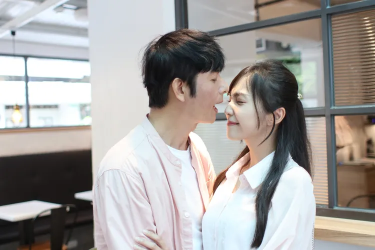 陳建隆（左）也融化在李緻的笑容裡。鄭孟晃攝