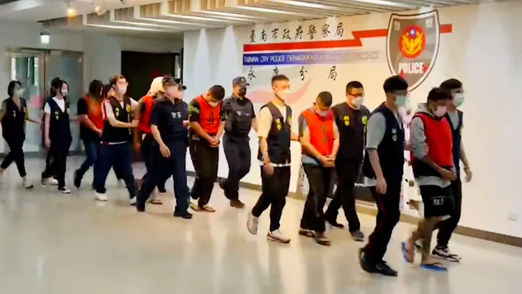 永康警方偵破跳樓命案，將涉案的2女4男依殺人罪嫌移送南地檢。讀者提供