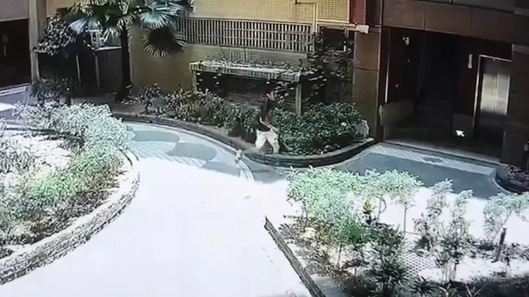 死者墜樓後，曾姓主嫌便匆忙離開大樓。讀者提供