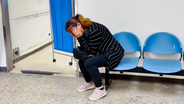 死者母親自雲林來台南陪同相驗，不捨兒子遭遇，泣不成聲。讀者提供