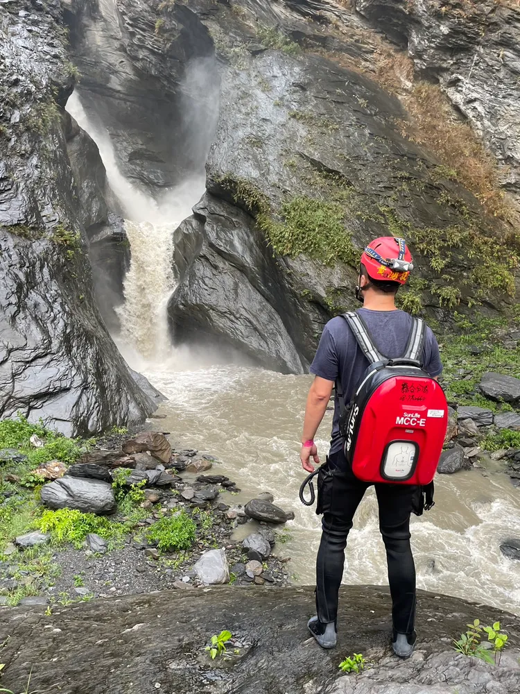 搜救人員前往救援。翻攝畫面