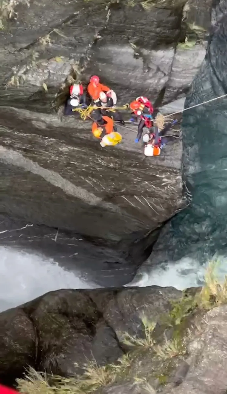 今早吊掛一人，送往台東豐年機場。翻攝畫面