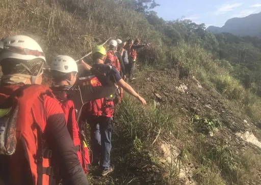 好消息!直升機吊掛救援 飛龍瀑布受困民眾救出五人