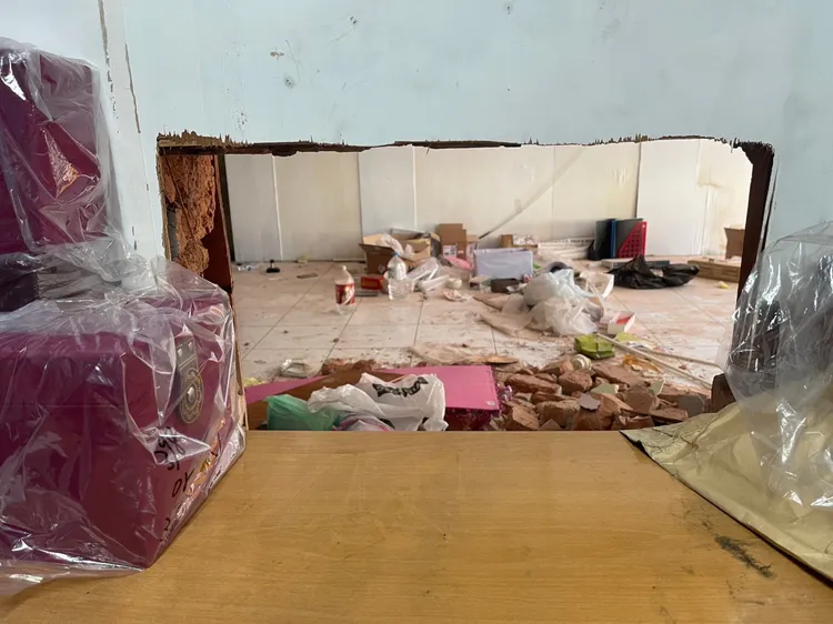 牆面被鑿開。蘆洲警分局提供