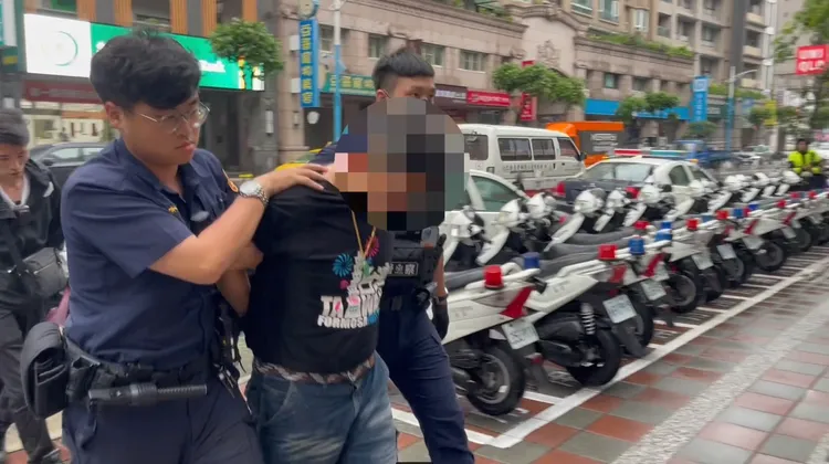 警方將蔡男帶回警局。蘆洲警分局提供