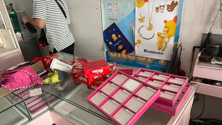 銀樓內金飾珠寶遭搜刮一空。蘆洲警分局提供