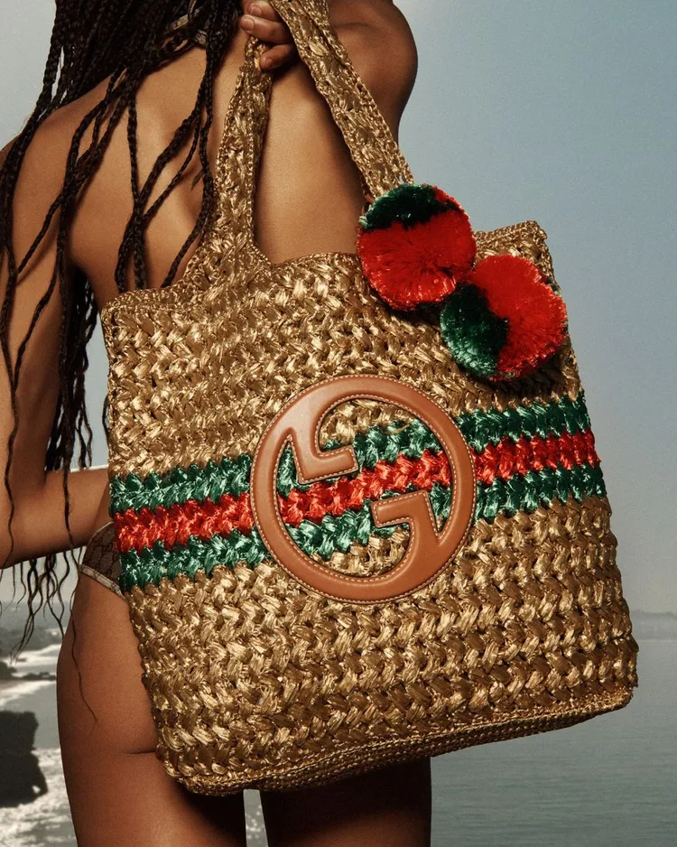 自帶閒適情懷的拉菲草材質，也被大量引入Summer Stories系列配件中。翻攝gucci IG