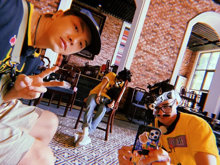 不久前才去越南出外景的坤達（左），對當地的美景格外印象深刻，還說有機會想帶愛妻柯佳嬿一起去走走。翻攝hsieh_kunda IG