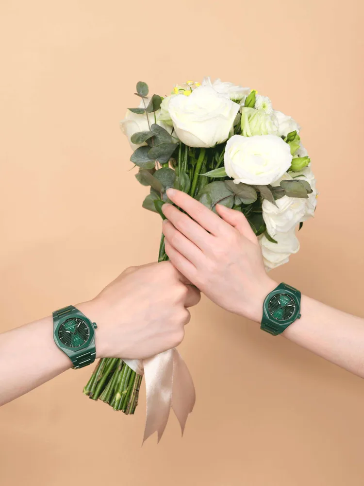 GP與Aston Martin攜手打造的桂冠系列綠色陶瓷腕錶，推出錶徑為42mm及38mm的兩種錶殼尺寸，亦適合湊成情侶對錶。品牌提供