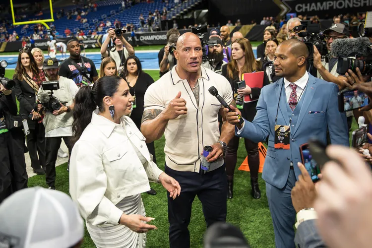 巨石強森（中）所佩戴的新款工程師自動腕錶，有著男女皆宜的40mm錶殼。品牌提供