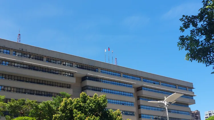 今日是國際不再恐懼同性戀、跨性別與雙性戀日，高雄市政府懸掛多元性別認同旗。凃建豐攝