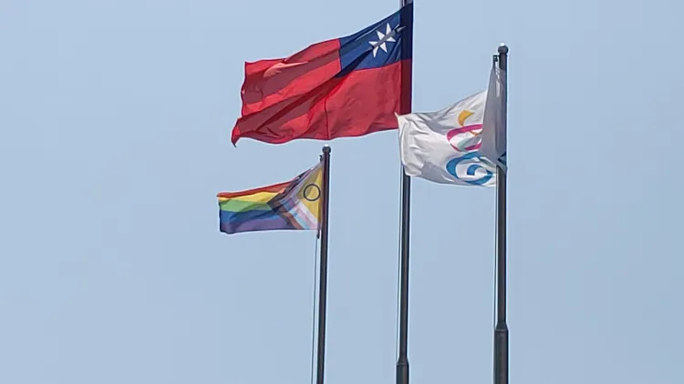 今日是國際不再恐懼同性戀、跨性別與雙性戀日，高雄市政府懸掛多元性別認同旗。翻攝畫面