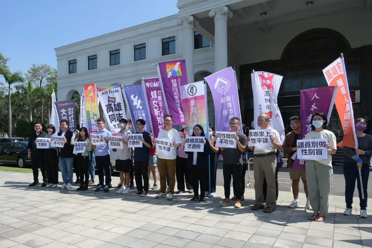 20個性平團體今天到高雄市議會，要求議會成立「性別平等委員會」。議會提供