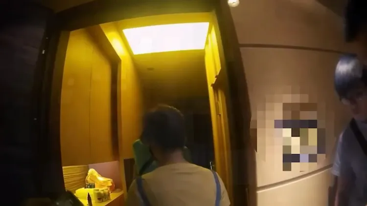 警方救出遭拘禁受害人。翻攝畫面