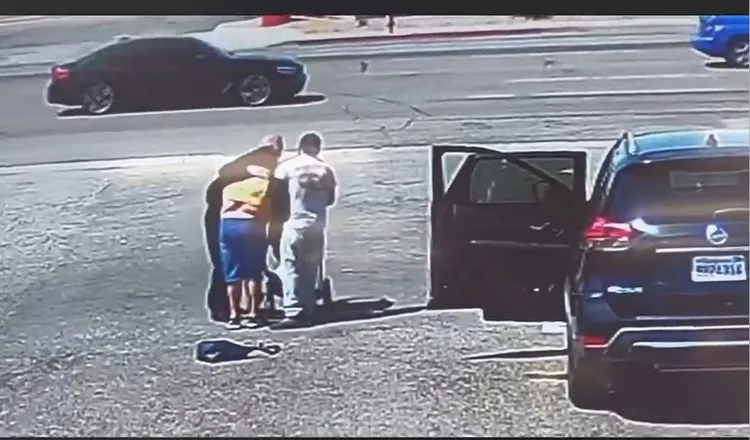 尼斯曼給嬰兒母親一個擁抱。翻攝推特