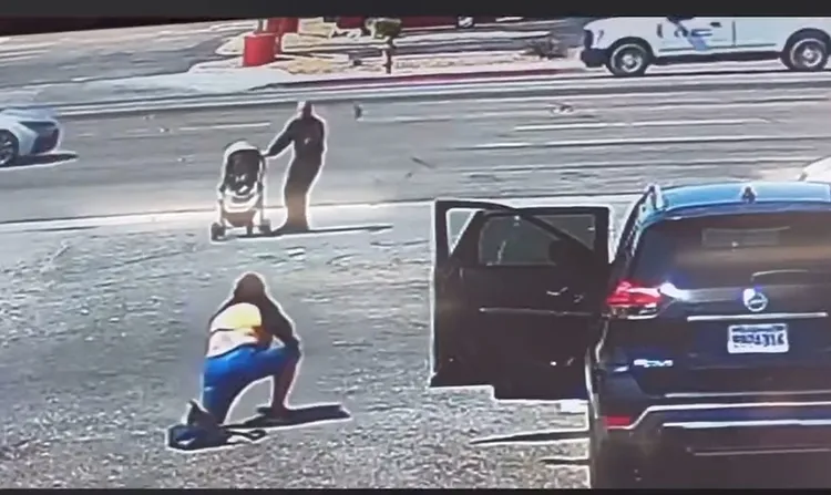 尼斯曼衝出阻止嬰兒車滑上車道。翻攝推特