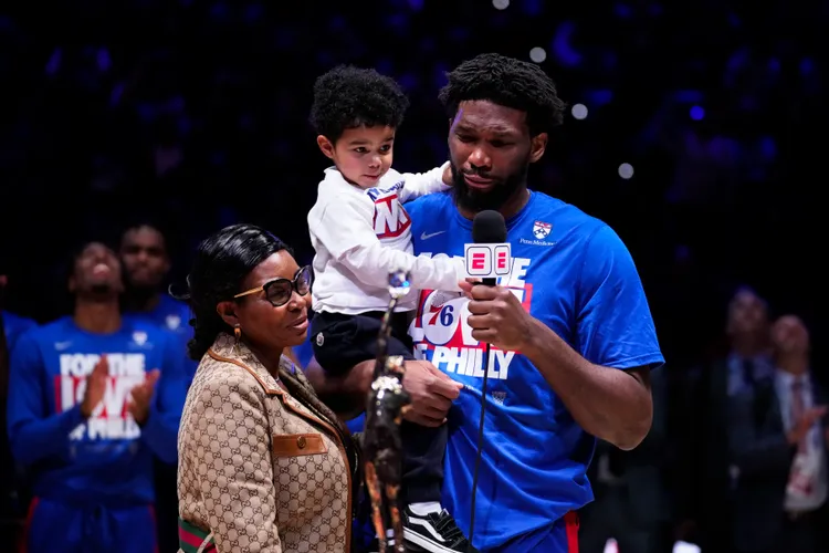 恩比德(右)賽前獲頒年度MVP獎項。美聯社