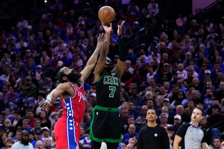 布朗(右)得到23分。美聯社