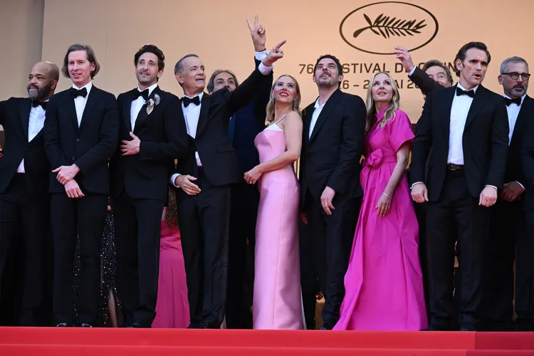 導演魏斯安德森（左二）率《小行星城》群戲演員陣容出席坎城影展首映。達志