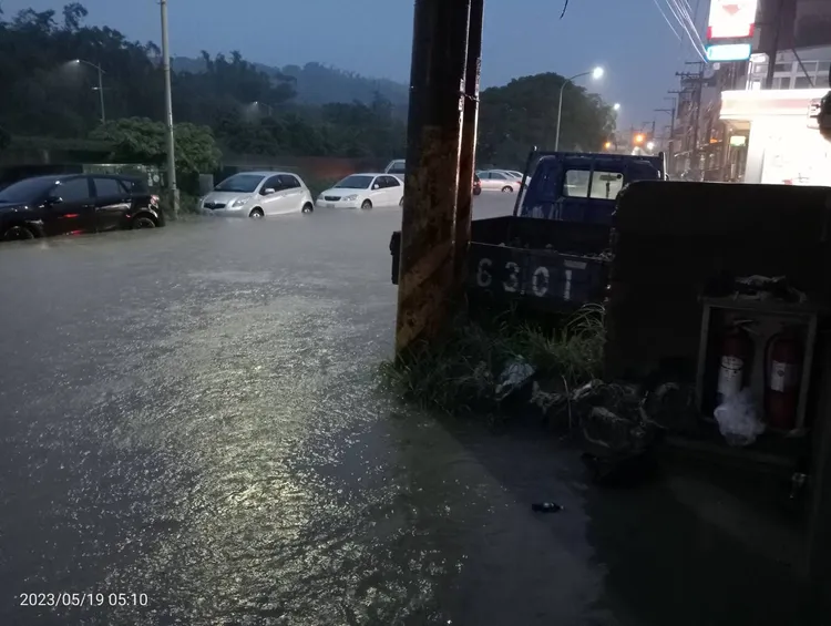 元培街淹大水，完全無法通行。翻攝自臉書「我的城市新竹市」